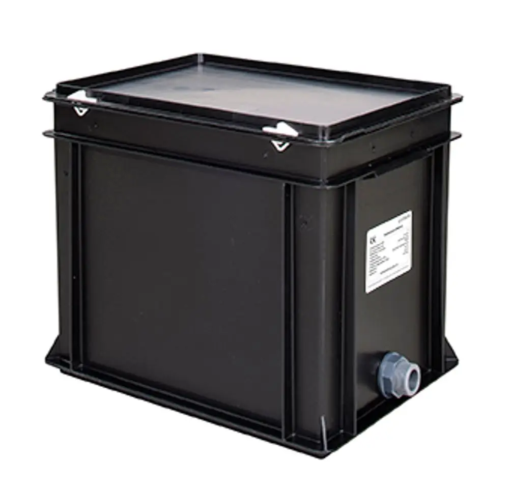 Schwarze Kondensatvorfilterbox von Grünbeck, rechteckig mit abnehmbarem Deckel und seitlichem Anschluss. Robuste Bauweise zur Filterung von Kondensat.